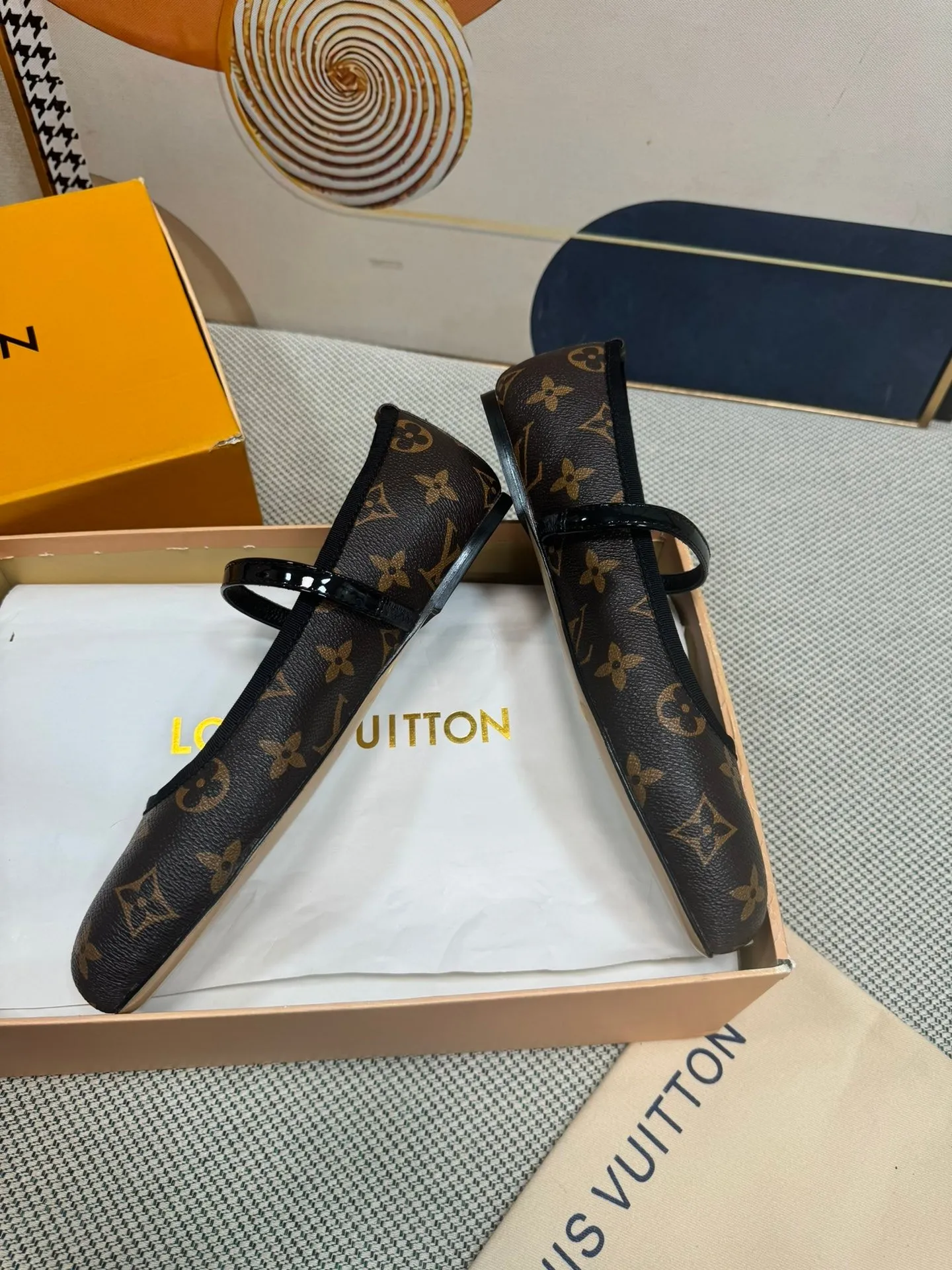 👟👟Ex-factory price 520🎃🎃 New LV shoes. Made of bleached Monogram denim canvas, these Helios sandals are eye-catching with natural leather trims. The model features refined gold details, such as the elegant rivets inspired by historic Louis Vuitton trunks and the buckle that adorns the ankle strap.  ♺Material: Denim ➕Cow leather ♺ Lining: Full sheepskin for foot pads ♺ Outsole: Genuine leather sole ♺Heel height 1.0cm ♺ Shoe size: 35-39 (34.40 41.42 customized, non-refundable)